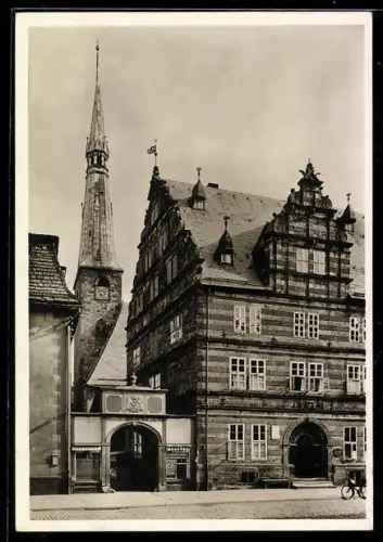 Foto-AK Deutscher Kunstverlag, Nr. 19: Hameln, Bäckerscharren zwischen Hochzeitshaus und Rathaus, Turm der Marktkirche