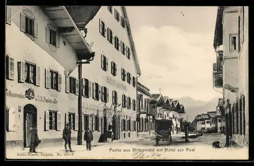 AK Mittenwald, Hotel zur Post mit Passanten und Wohnhäusern
