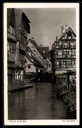 AK Ulm a. D., An der Blau, Fachwerkhäuser am Fluss
