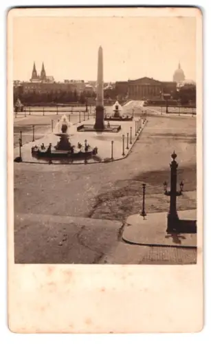 Fotografie unbekannter Fotograf, Ansicht Paris, Place de la Concorde, Blick auf Brunnen und Obelisk