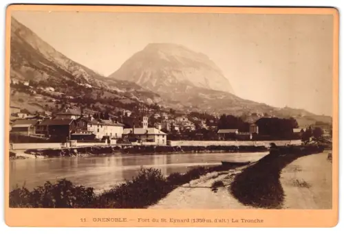 Fotografie unbekannter Fotograf, Ansicht Grenoble, Fort du St. Eynard, La Tronche, Landschaft mit Fluss und Bergkulisse