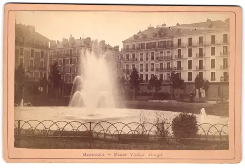 Fotografie unbekannter Fotograf, Ansicht Grenoble, Place Victor Hugo, Brunnen mit eindrucksvollen Gebäuden