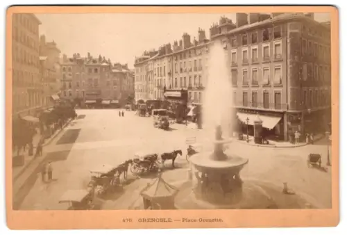 Fotografie unbekannter Fotograf, Ansicht Grenoble, Place Grenette, Szene mit einem Brunnen und Kutschen