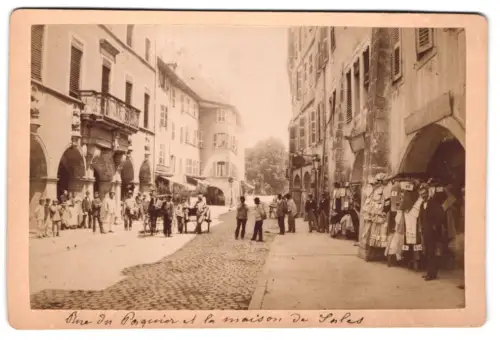 Fotografie C. Burnod, Annecy, Ansicht Annecy, Rue du Pâquier et la maison de Sales, Strassenszene mit Passanten