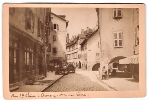 Fotografie C. Burnod, Annecy, Ansicht Annecy, Rue St. Claire, Strassenszene mit Arkaden