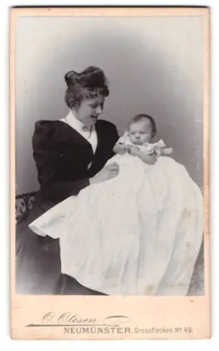 Fotografie C. Olesen, Neumünster, Grossflecken Nr. 49, Mutter mit Baby im weissen Kleid, Mutterglück