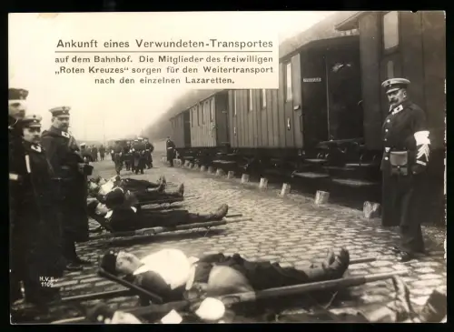 Riesen-AK Ankunft eines Verwundeten-Transportes, Rotes Kreuz Freiwillige mit den Soldaten