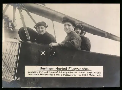 Riesen-AK Berliner Herbst-Flugwoche, Sablatnig auf Union-Pfeildoppeldecker mit zwei Passagieren