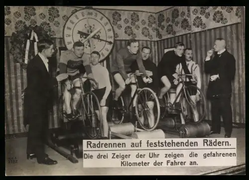 Riesen-AK Radrennen auf feststehenden Rädern, Drei Fahrer beim Rennen