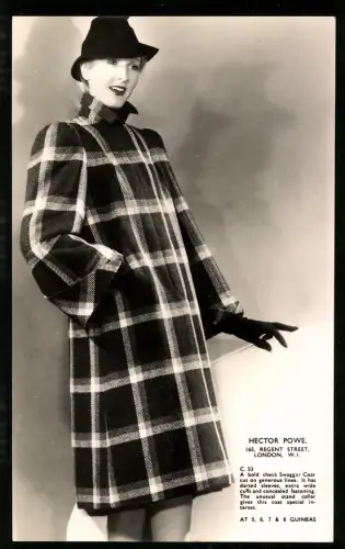 Fotografie unbekannter Fotograf und Ort, Hector Powe, Elegante Dame im karierten Mantel mit Hut