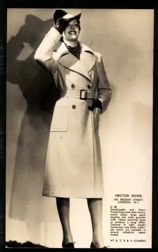 Fotografie unbekannter Fotograf und Ort, Hector Powe, Dame posiert im Travel Coat