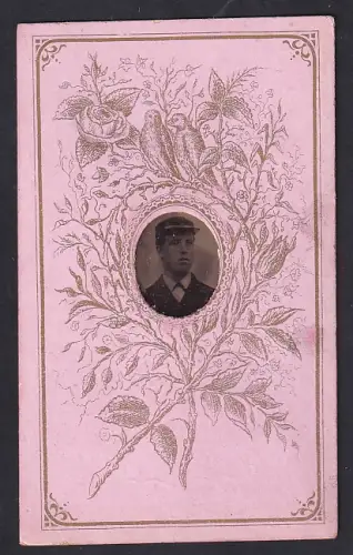 Fotografie Ferrotypie J. Jewell, Glasgow, Jamaica Street 37, Porträt eines jungen Mannes mit Schirmmütze
