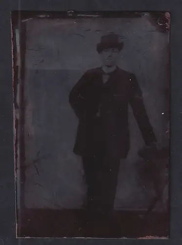 Fotografie Ferrotypie unbekannter Fotograf und Ort, Elegante Person im Anzug mit Hut