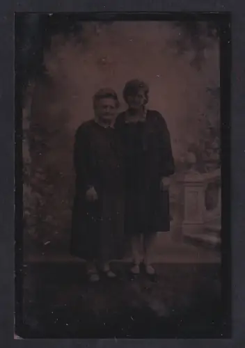 Fotografie Ferrotypie unbekannter Fotograf und Ort, Zwei Frauen posieren zusammen im Atelier