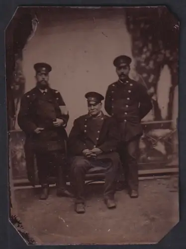 Fotografie Ferrotypie unbekannter Fotograf und Ort, Drei Männer in Uniformen