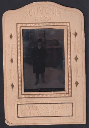 Fotografie Ferrotypie unbekannter Fotograf und Ort, Mann im Mantel in Battery Park in New York
