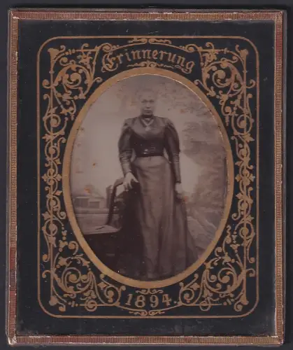 Fotografie Ferrotypie unbekannter Fotograf und Ort, Frau im eleganten Kleid aus dem Jahre 1894