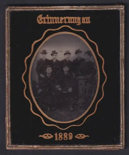 Fotografie Ferrotypie unbekannter Fotograf und Ort, Gruppenporträt von sieben Männern 1889