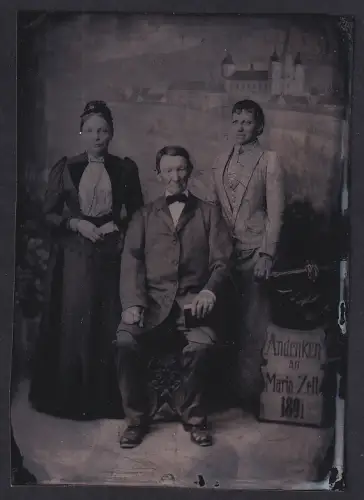 Fotografie Ferrotypie unbekannter Fotograf, Ansicht Mariazell, Gruppenporträt vor der Basilika 1891