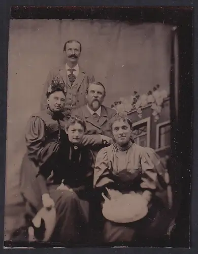Fotografie Ferrotypie unbekannter Fotograf und Ort, Gruppenporträt von fünf Personen im Atelier