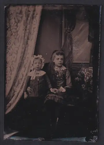 Fotografie Ferrotypie unbekannter Fotograf und Ort, Zwei Kinder in eleganter Kleidung posieren zusammen