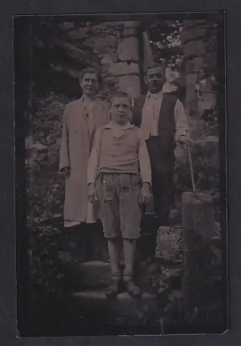 Fotografie Ferrotypie unbekannter Fotograf und Ort, Familie mit Kind posiert auf einer Treppe