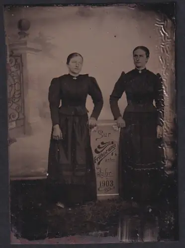 Fotografie Ferrotypie unbekannter Fotograf und Ort, Zwei Frauen in dunkler Kleidung im Jahr 1903