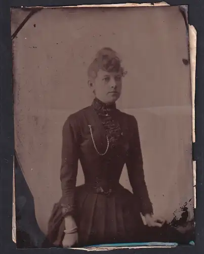 Fotografie Ferrotypie A. Focht, St. Petersburg, Porträt einer Frau in tailliertem Kleid, auf 9x12cm Platte