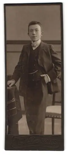 Fotografie Atelier Neuse, Görlitz, Blumenstrasse 3, Eleganter junger Mann im Anzug