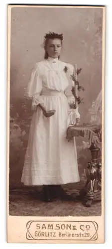 Fotografie Samson & Co, Görlitz, Berlinerstr. 29, Mädchen im weissen Kleid mit Kerze