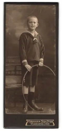 Fotografie Hermann Schlüter, Magdeburg, Junge im Matrosenanzug mit Reifen