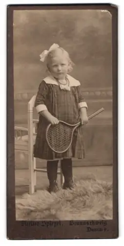 Fotografie Atelier Spiegel, Braunschweig, Damm 9, Mädchen mit Tennisschläger