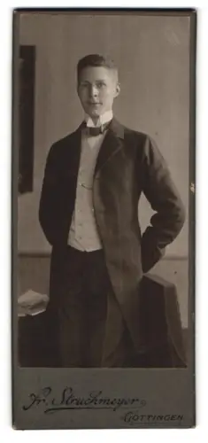 Fotografie Fr. Struckmeyer, Göttingen, Junger Mann im Anzug