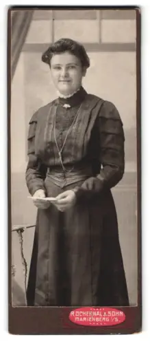 Fotografie R. Ochernal & Sohn, Marienberg, Frau im Kleid