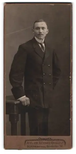 Fotografie Richard Krasselt, Borna, Bahnhofstrasse 32, Junger Herr im Anzug