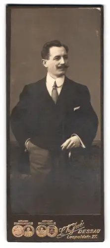 Fotografie L. K. Jué, Dessau, Leopoldstr. 27, Portrait Herr im Anzug