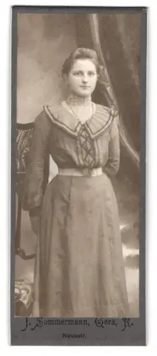 Fotografie J. Sommermann, Gera, Neustr., Junge Frau im Kleid