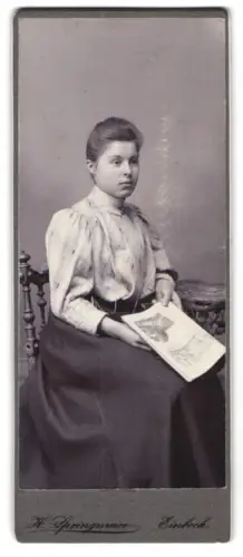 Fotografie H. Springmeier, Einbeck, Portrait Frau mit Broschüre