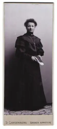 Fotografie D. Langenberg, Bremen, Nordstr. 142, Dame mit Brief