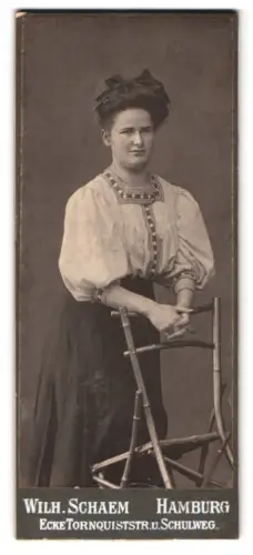 Fotografie Wilh. Schaem, Hamburg, Ecke Tornquiststrasse und Schulweg, Porträt einer Dame mit Stuhl
