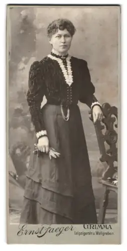 Fotografie Ernst Jaeger, Grimma, Leipzigerstr. u. Wallgraben, Porträt einer Dame mit Spitzenkragen