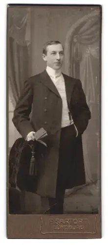Fotografie F. Sartorti, Lüneburg, Herr in elegantem Anzug