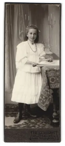 Fotografie Fr. Sartorti, Lüneburg, Untere Schrangenstrasse, Mädchen im weissen Kleid