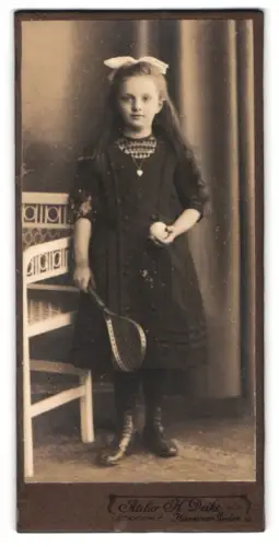 Fotografie H. Deike, Hannover-Linden, Deisterstrasse 1, Mädchen mit Tennisschläger