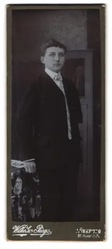 Fotografie Wilhelm Riege, Lüneburg, Stintmarkt 15, Junger Mann im Anzug