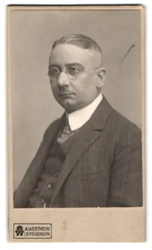 Fotografie A. Wertheim, Leipzig, Leipzigerstr., Porträt eines Mannes mit Brille