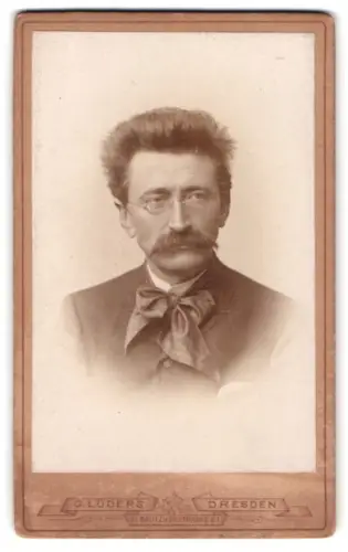 Fotografie G. Lüders, Dresden, Bautznerstrasse 81, Porträt eines Mannes mit Brille