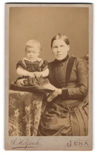 Fotografie A. Helfrich, Jena, Leutrastrasse 5, Porträt einer Frau mit Kind