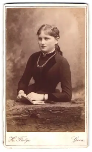 Fotografie H. Fästge, Gera, Sorge 13, Junge Frau mit Buch
