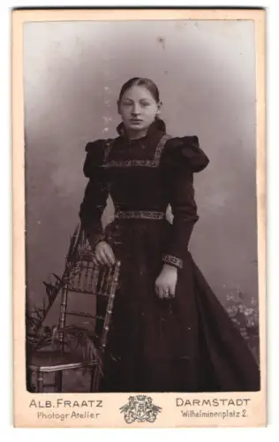 Fotografie Alb. Fraatz, Darmstadt, Wilhelminenplatz 2, Junge Frau in elegantem Kleid